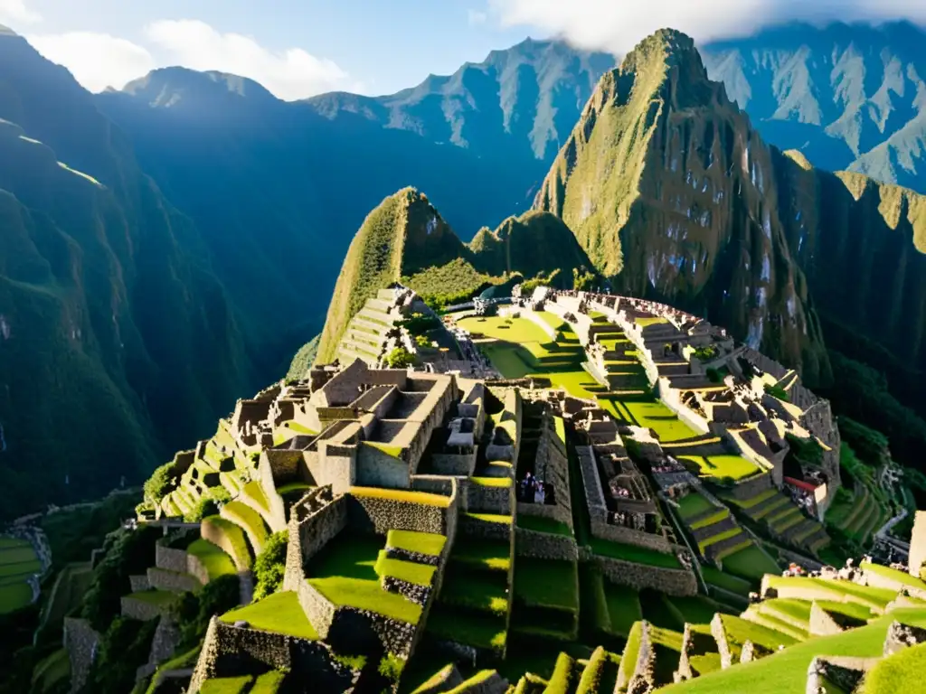 Arquitectura de civilizaciones desaparecidas: Vista impresionante de Machu Picchu, con sus terrazas y montañas, envuelto en neblina y misterio