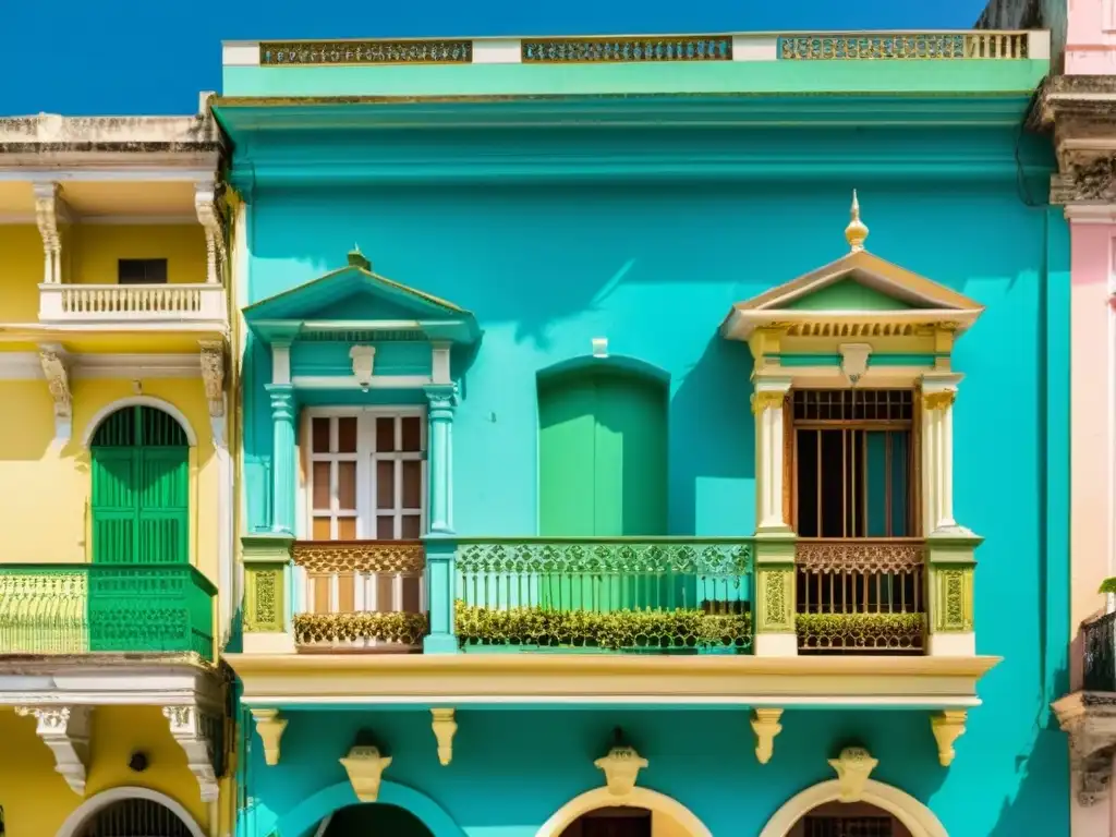 Arquitectura colonial en La Habana: Edificio colorido con detalles ornamentales, balcones de hierro forjado y fachadas pastel, bajo un cielo azul