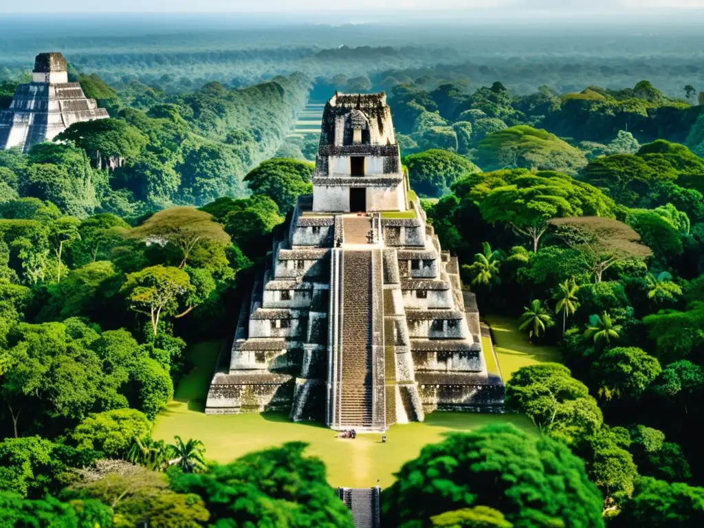 Detallada imagen de Tikal, con arquitectura Maya recintos gubernamentales, templos, palacios y selva exuberante