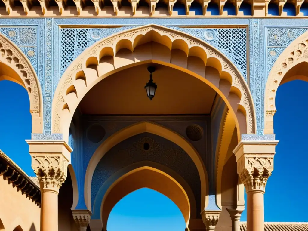 Detalle de la arquitectura mudéjar en el Palacio de la Aljafería, Zaragoza, España, evocando la riqueza cultural de la España medieval