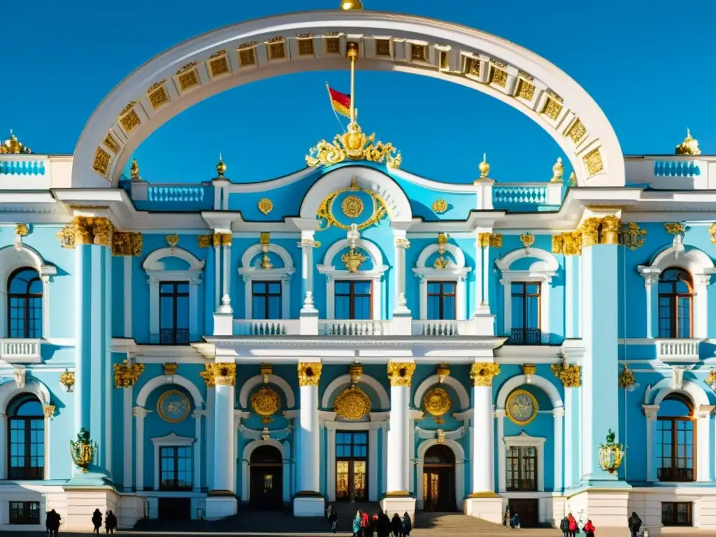 Detalle del Barroco Ruso en el Palacio de Invierno, San Petersburgo: esculturas, columnas y ventanas doradas bajo el cielo azul