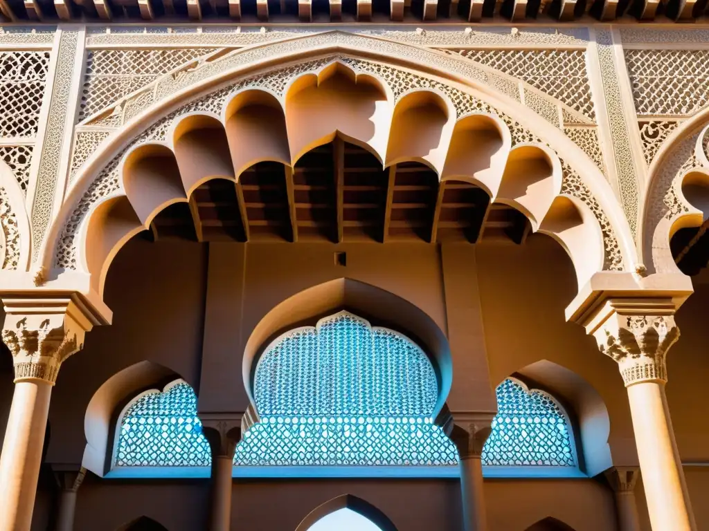 Detalle del impresionante diseño islámico del Palacio de la Aljafería en Zaragoza, con sus intrincados arcos y patrones geométricos, mostrando su belleza atemporal