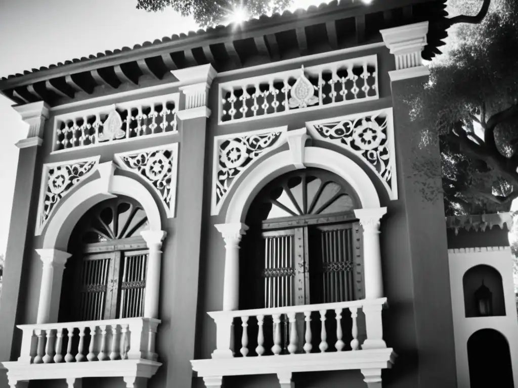 Encanto arquitectónico en la Posada Mirador de Guadalupe, capturando la elegancia y el encanto de su fachada histórica en blanco y negro