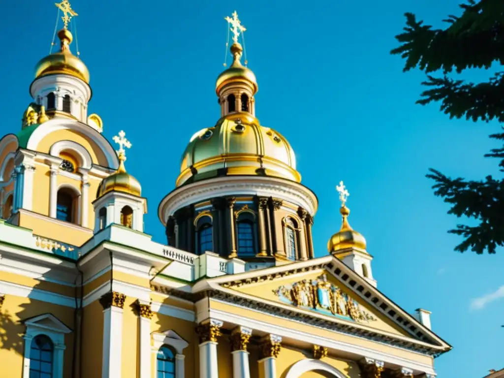 Espléndida catedral barroca rusa en San Petersburgo, bañada por la cálida luz del sol con detalles ornamentales y cúpulas impresionantes