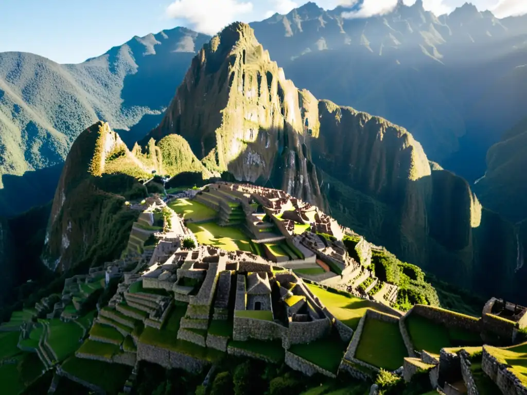 Descifrando la estructura urbana de Machu Picchu: luz dorada ilumina la ciudad Inca entre montañas y exuberante vegetación