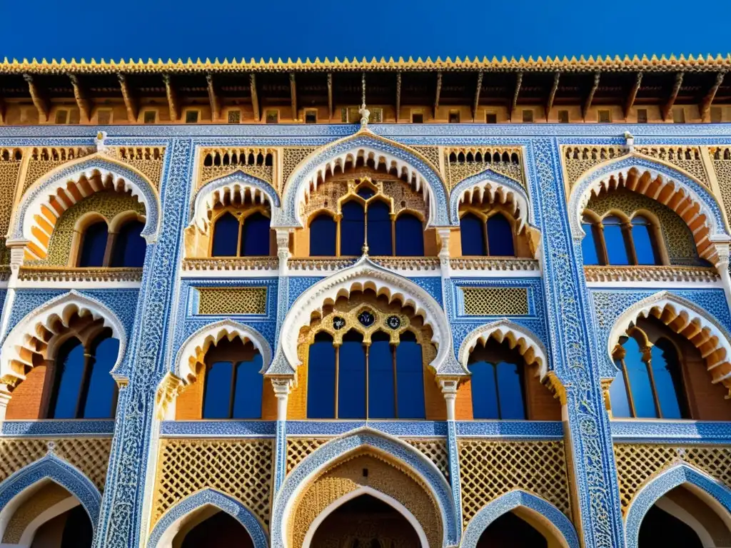 La fachada del Alcázar de Sevilla, con su elaborada arquitectura mudéjar, destaca con sus patrones geométricos y detalles ornamentales