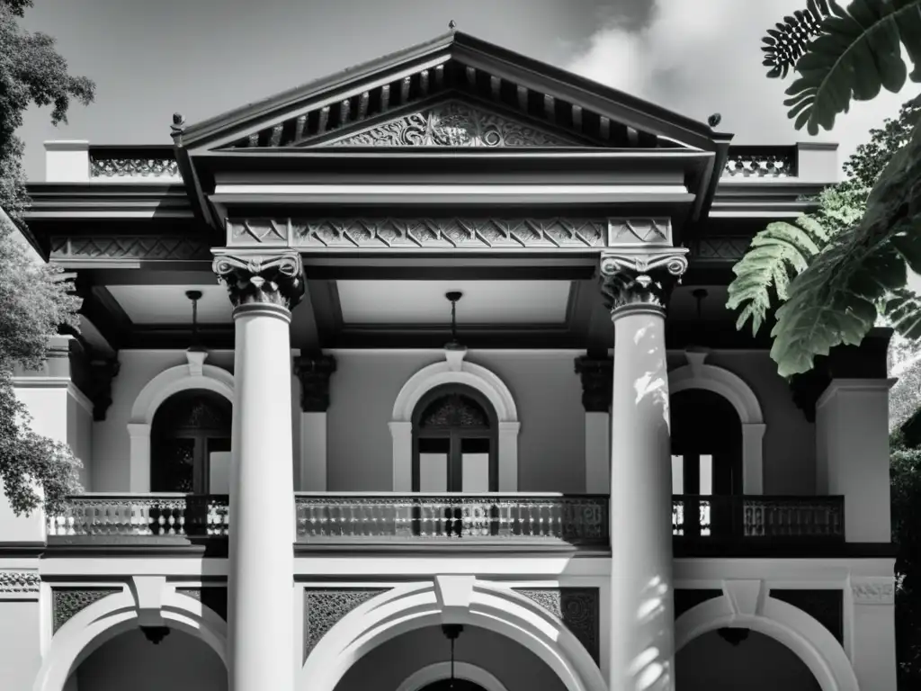 Una hermosa fotografía en blanco y negro de una majestuosa arquitectura histórica rodeada de exuberante vegetación, emanando elegancia atemporal