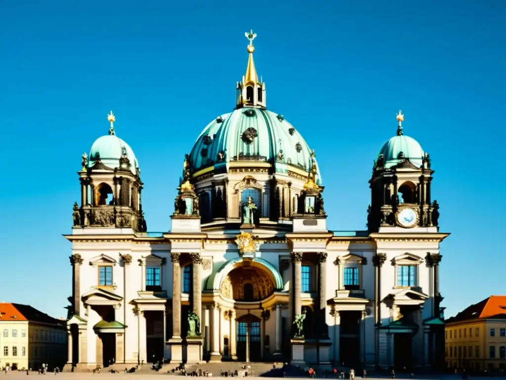 Imponente arquitectura modernista del Berliner Dom bajo el cielo azul, evocando la historia de Berlín