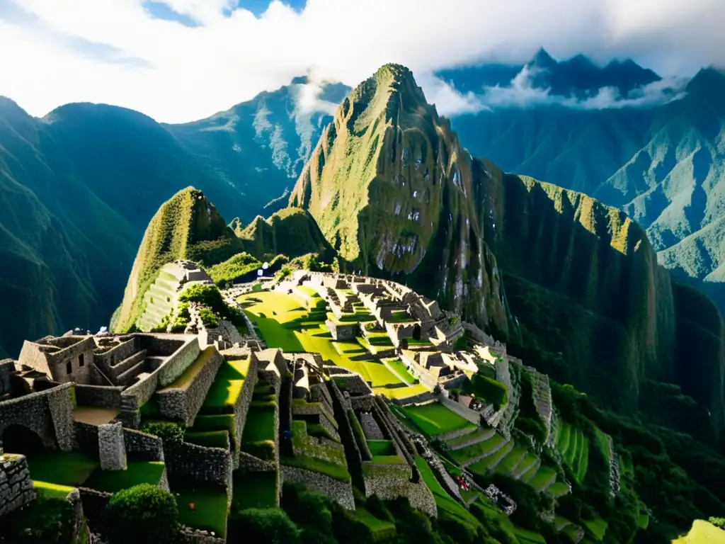 Descubre la majestuosidad de Machu Picchu entre montañas verdes y nubes, capturando su enigmática belleza y precisión arquitectónica