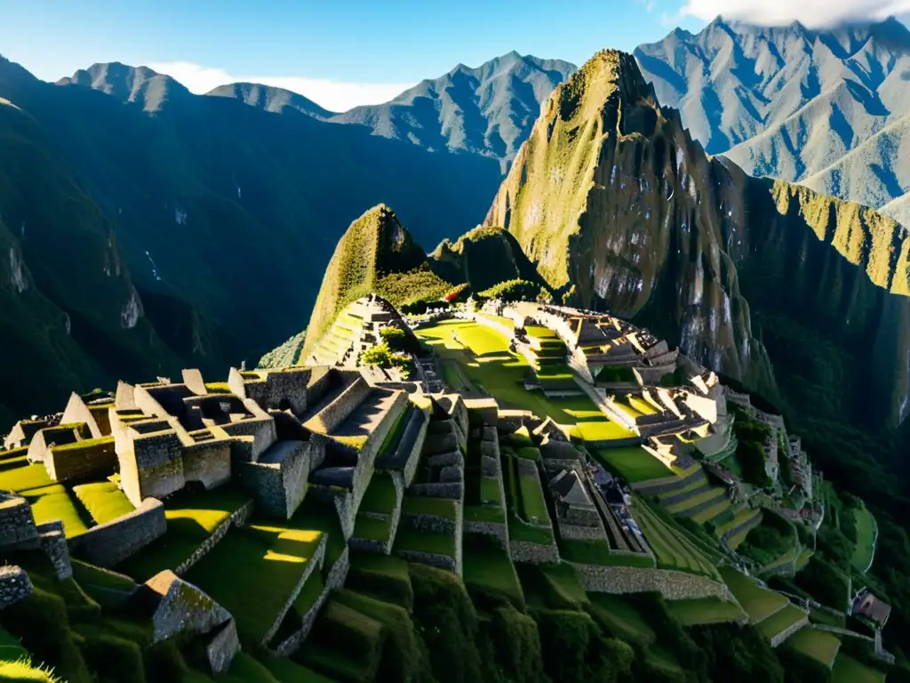 Vista aérea de Machu Picchu, ciudad precolombina con arquitectura defensiva entre montañas