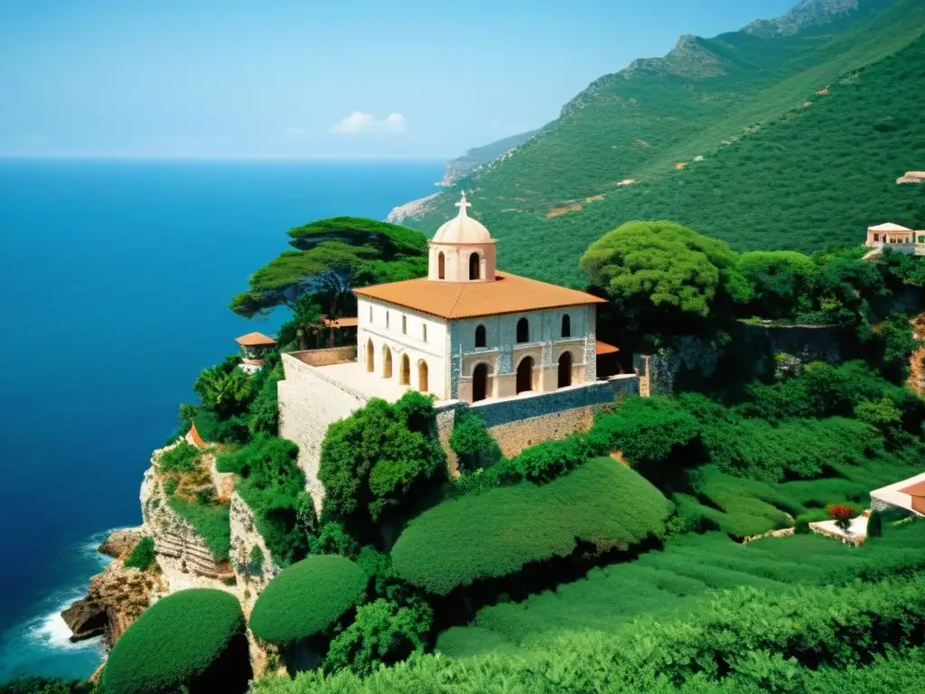 Vista impresionante de la arquitectura de Monte Athos: antiguo monasterio en acantilado, rodeado de vegetación, con vista al mar